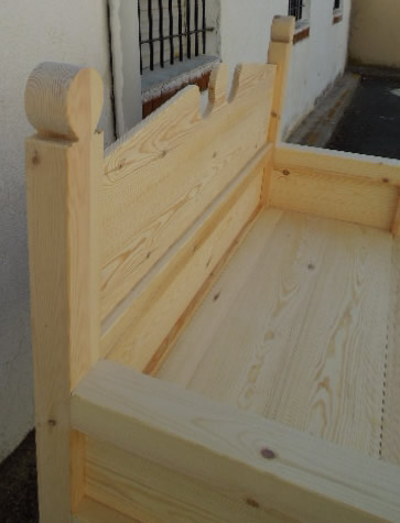 detalle del escaño antiguo de madera